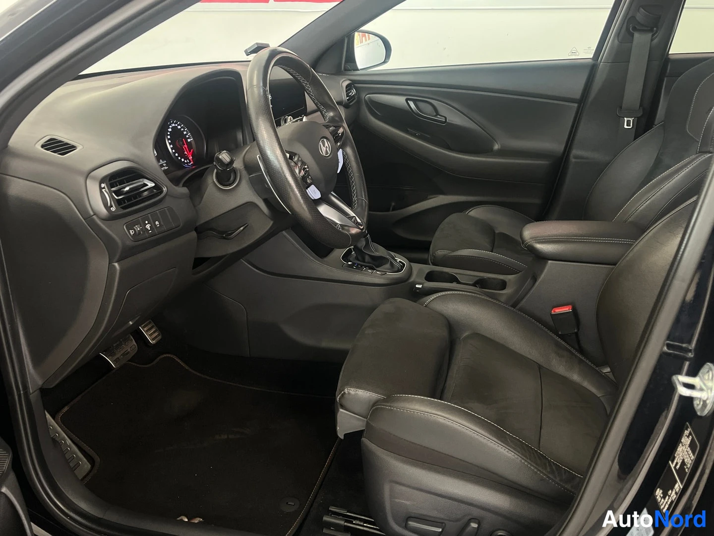 Musta Hyundai I30 N 2022, ohjaamo, kuva 10
