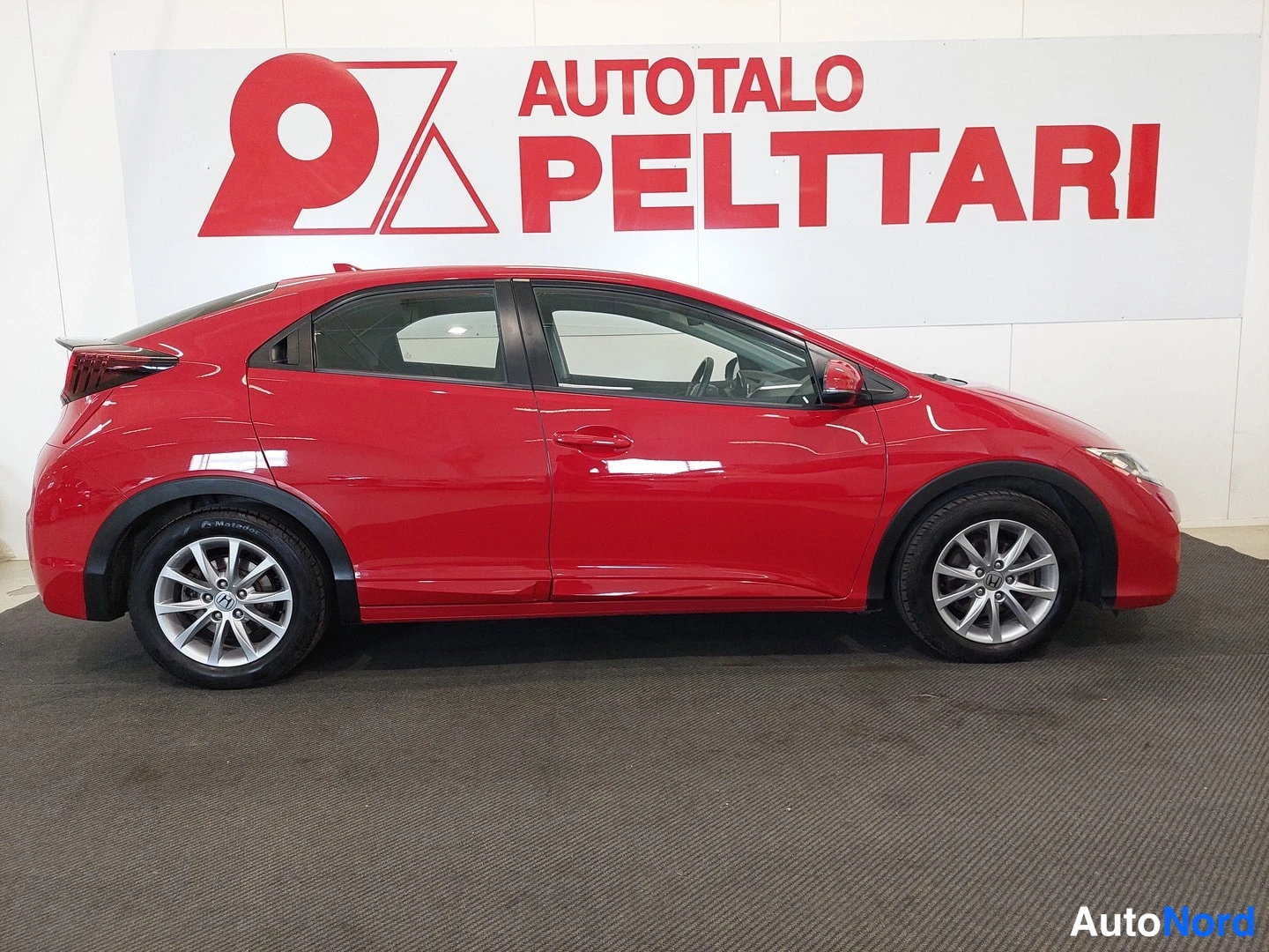 Punainen Honda Civic 2016, sivulta, kuva 5