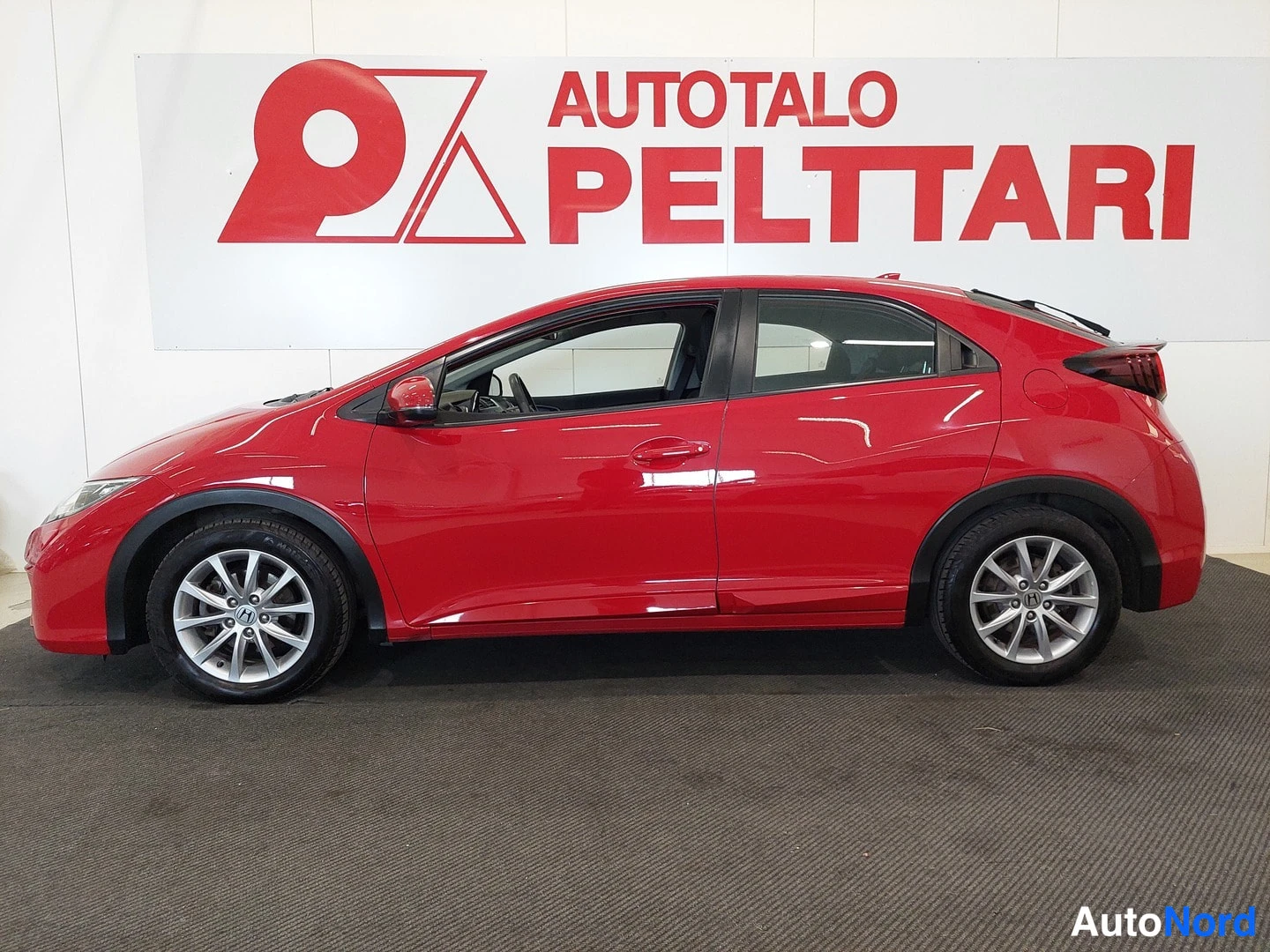 Punainen Honda Civic 2016, etuviisto, keula vasemmalle, kuva 2