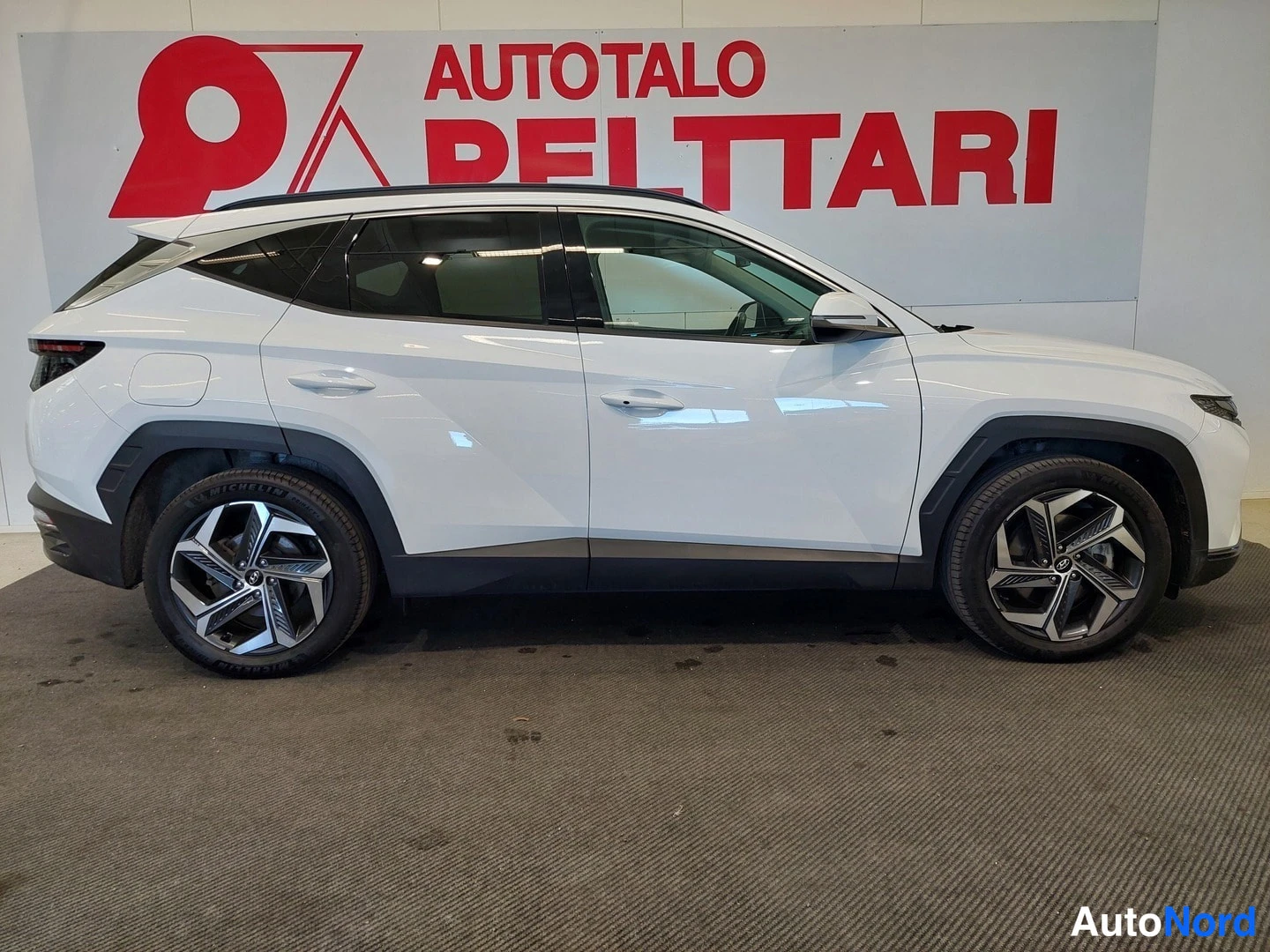 Valkoinen Hyundai Tucson 2022, sivulta, kuva 4