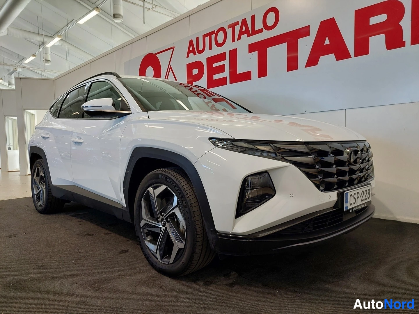 Valkoinen Hyundai Tucson 2022, etuviisto, keula oikealle, kuva 2