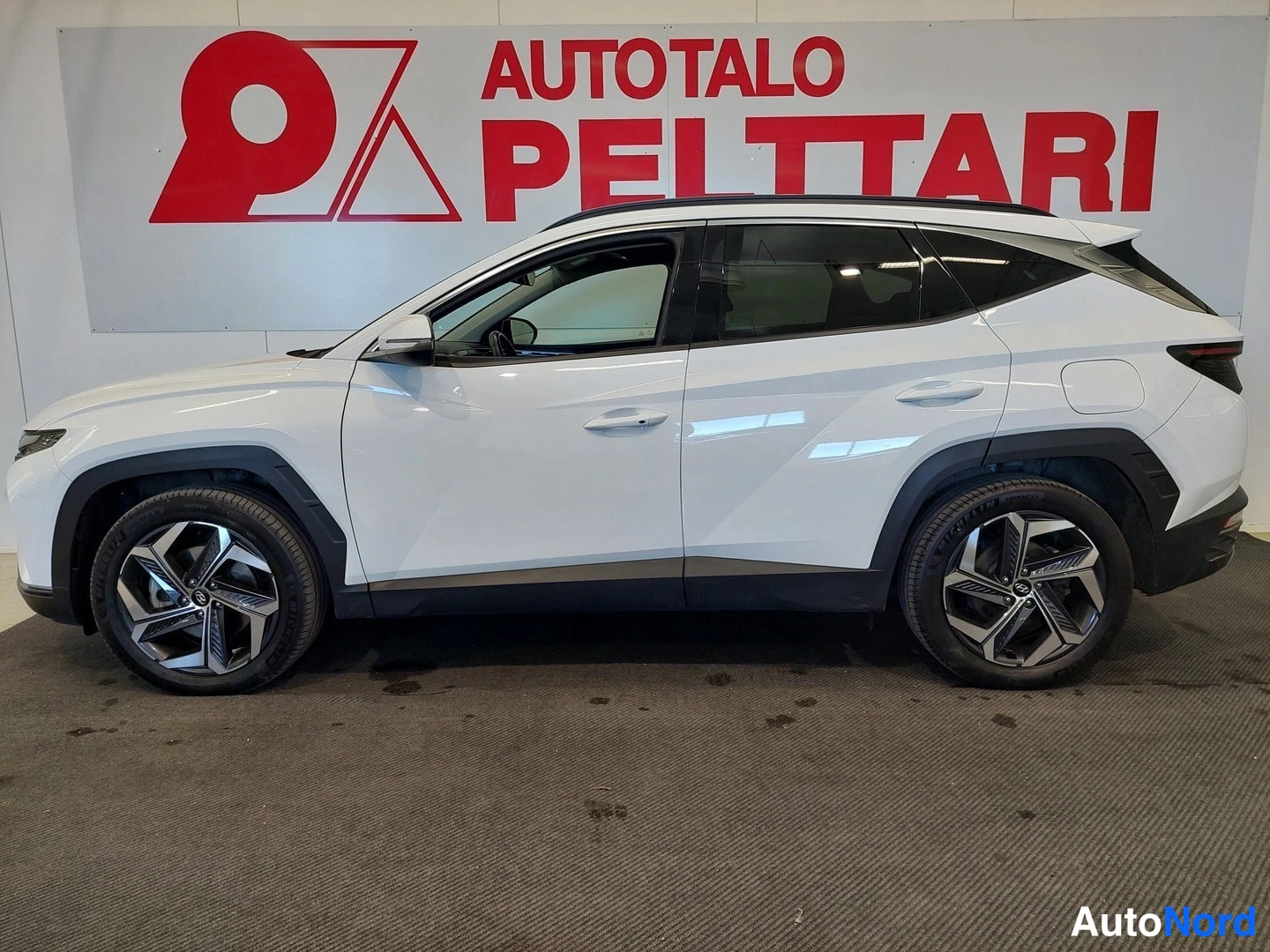 Valkoinen Hyundai Tucson 2022, sivulta, kuva 5