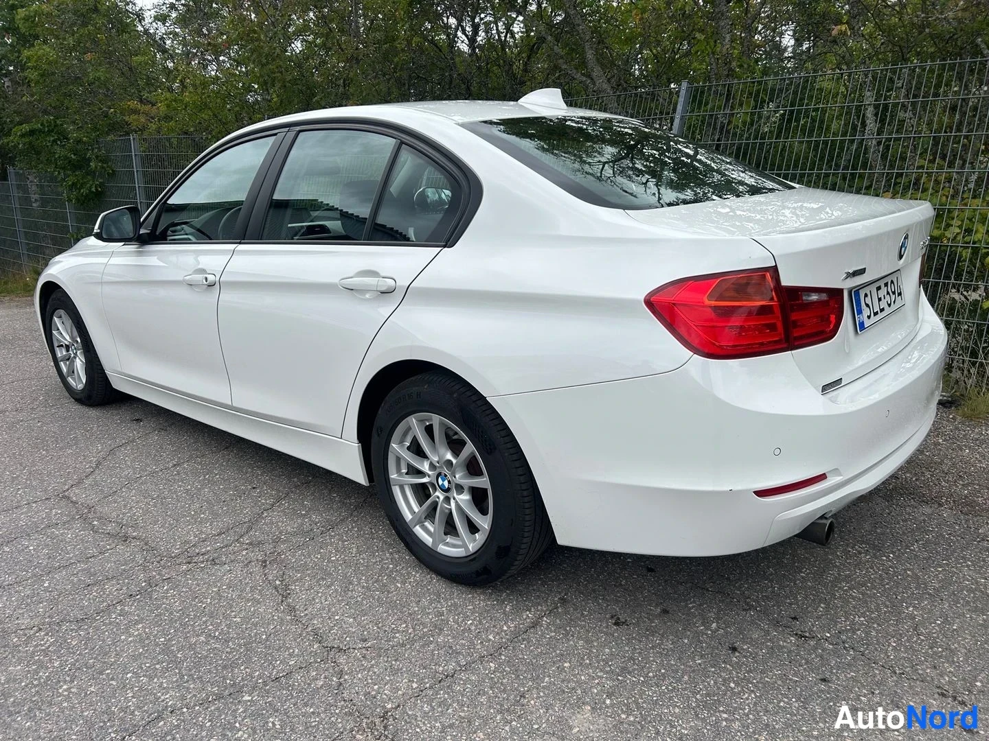 Valkoinen BMW 320d xDrive 2014, takaviisto, kuva 5