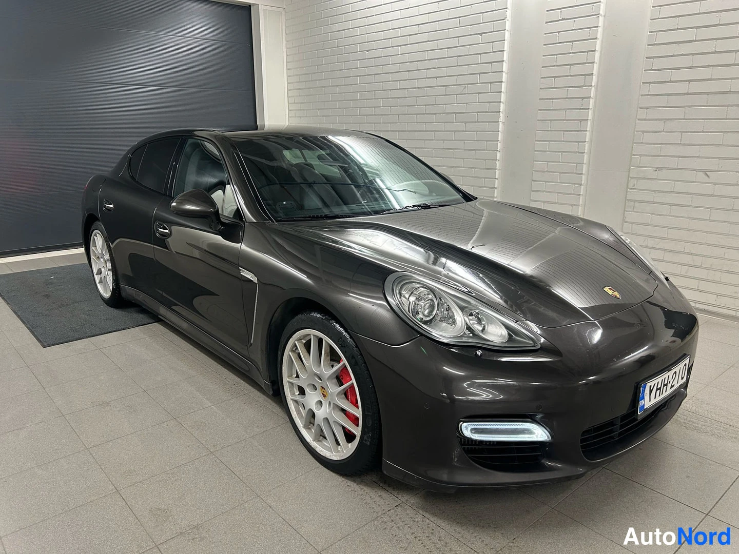 Ruskea Porsche Panamera 2010, etuviisto, keula oikealle, kuva 2