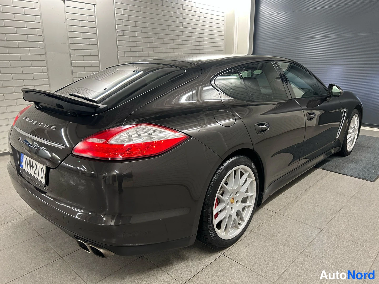 Ruskea Porsche Panamera 2010, takaviisto, kuva 5