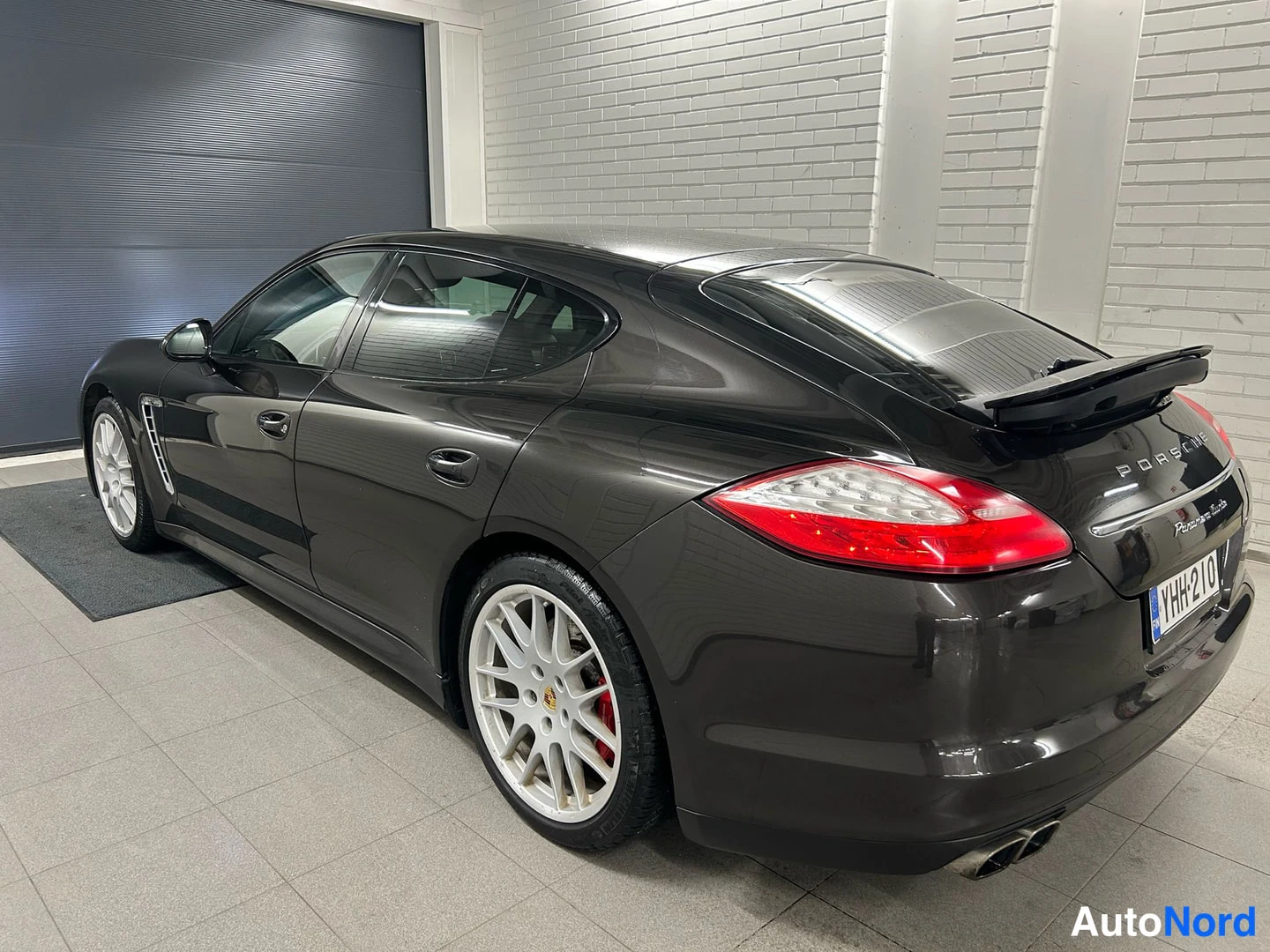 Ruskea Porsche Panamera 2010, takaviisto, kuva 6