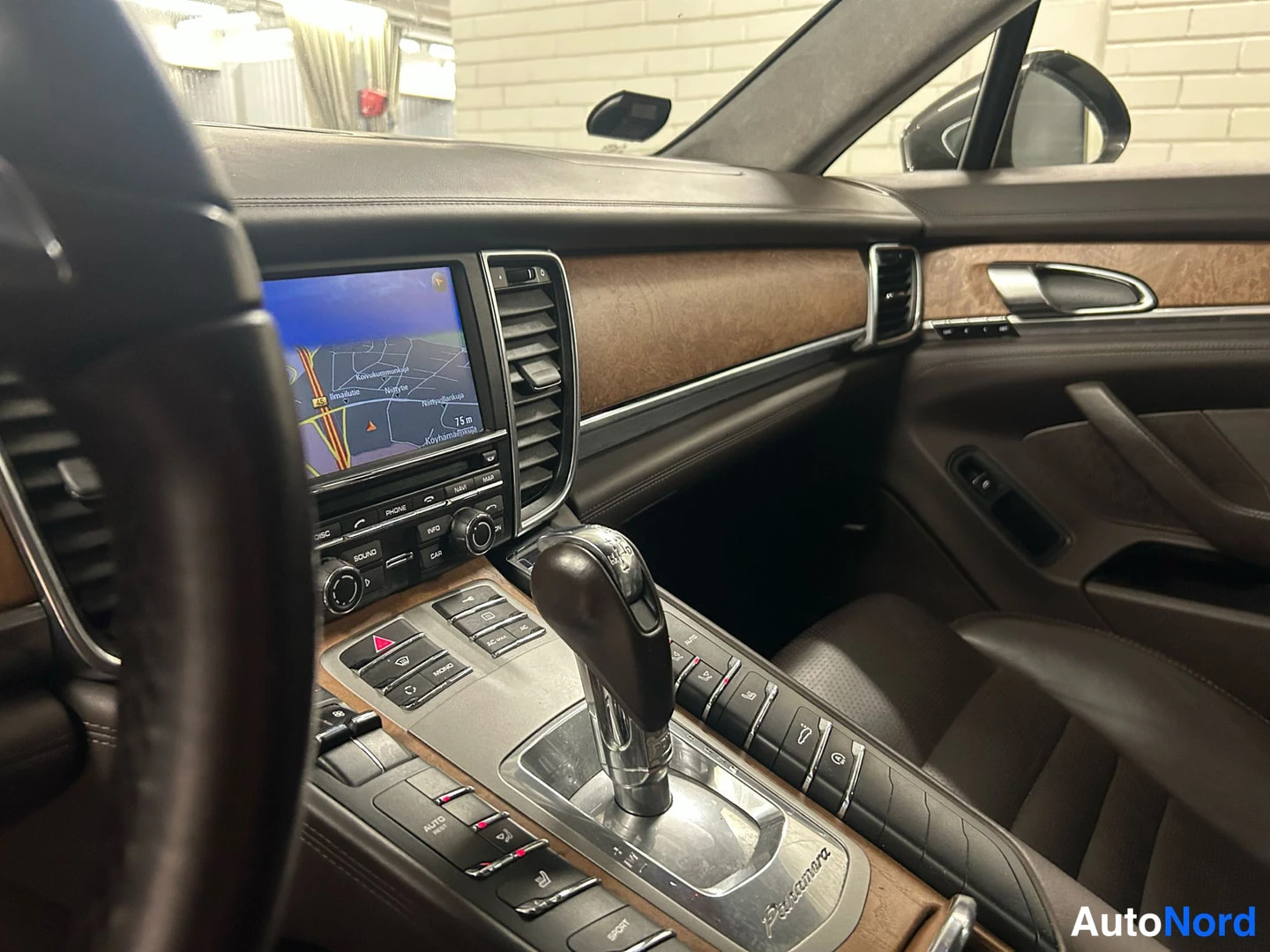 Ruskea Porsche Panamera 2010, kuva 9