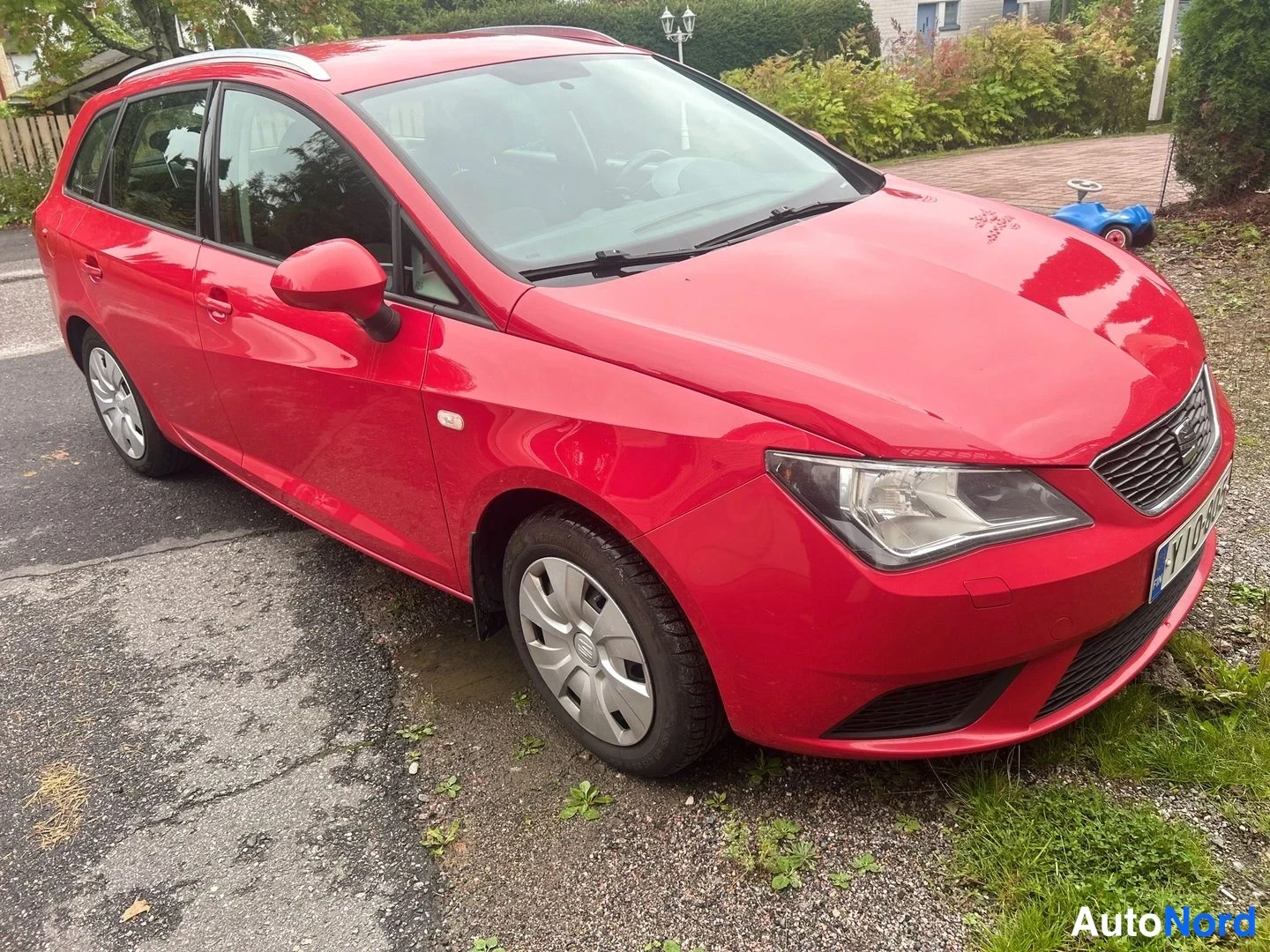 Punainen Seat Ibiza 2014, etuviisto, keula oikealle, kuva 2