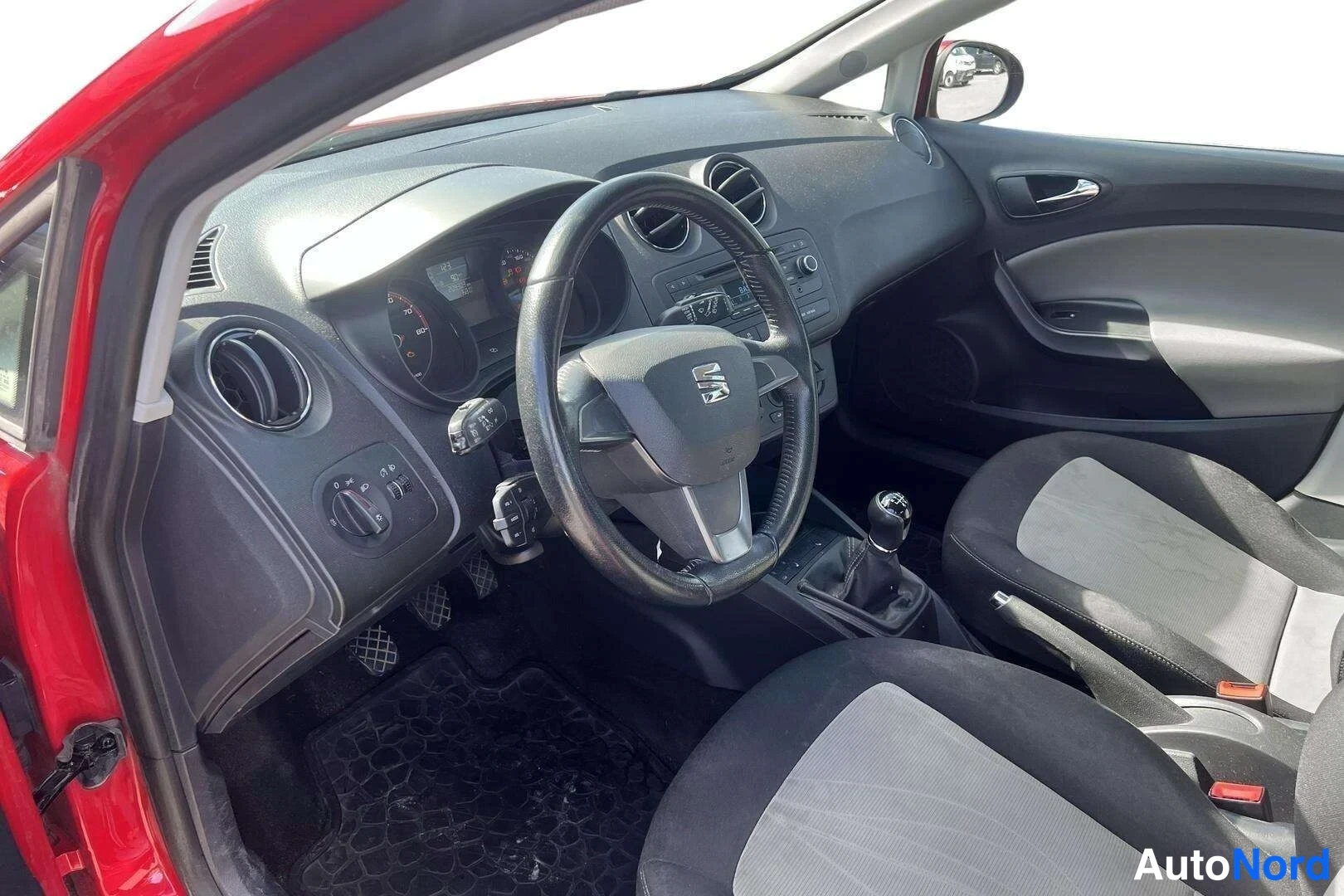 Punainen Seat Ibiza 2014, kuva 5