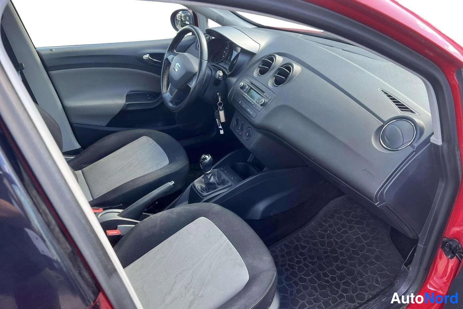 Punainen Seat Ibiza 2014, kuva 6