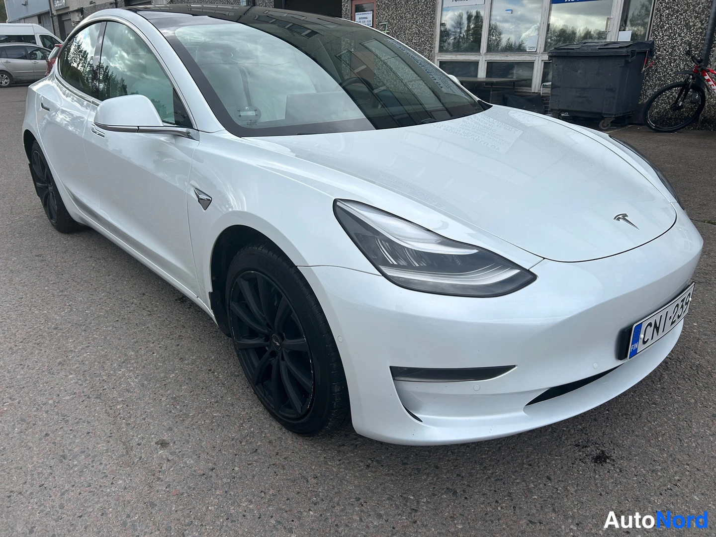 Valkoinen Tesla Model 3 2019, etuviisto, keula oikealle, kuva 2
