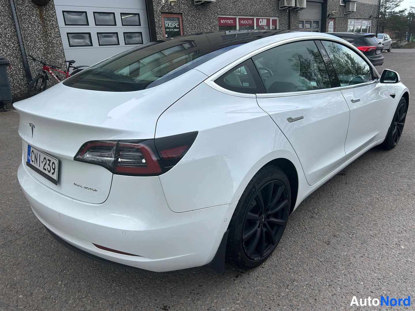 Valkoinen Tesla Model 3 2019, takaviisto, kuva 3