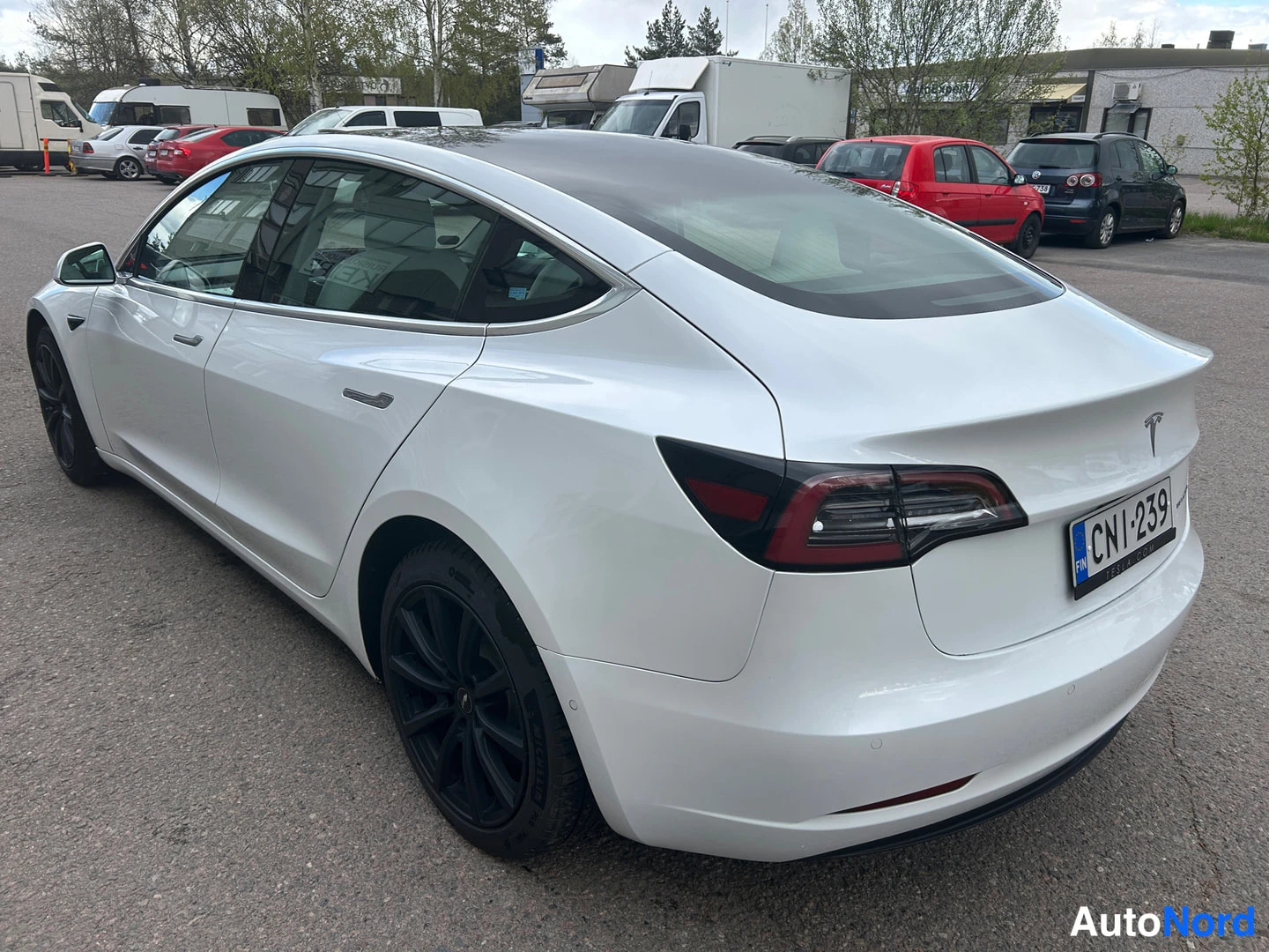 Valkoinen Tesla Model 3 2019, takaviisto, kuva 4