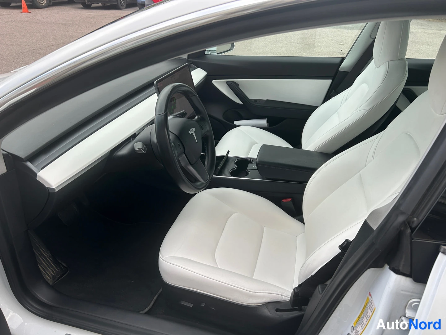 Valkoinen Tesla Model 3 2019, kuva 5