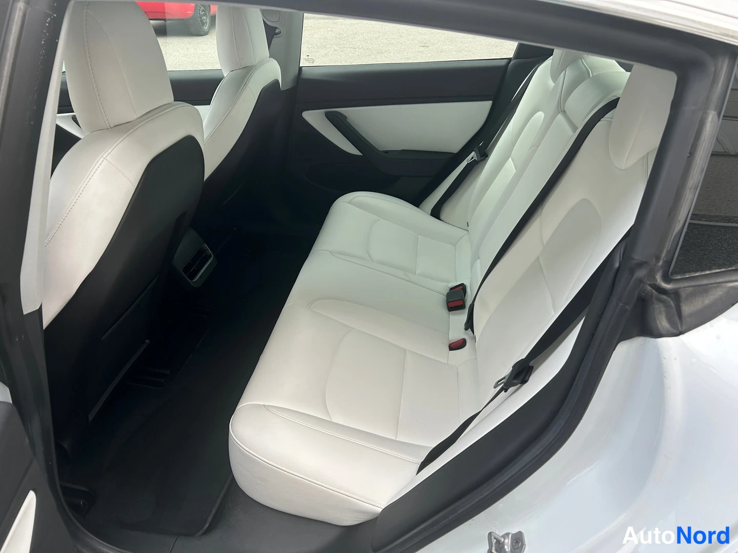 Valkoinen Tesla Model 3 2019, kuva 6