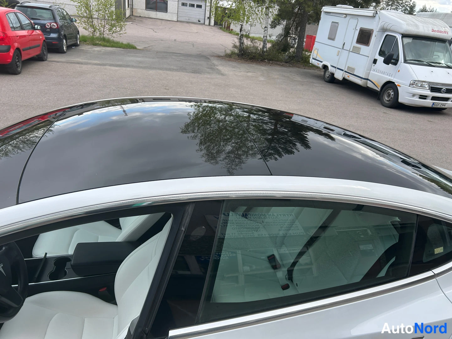 Valkoinen Tesla Model 3 2019, kuva 8