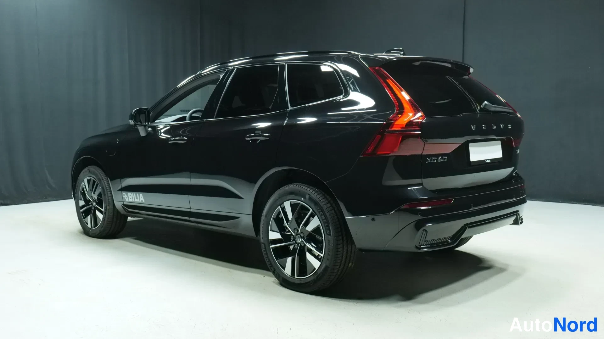 Musta Volvo XC60 2026, takaviisto, kuva 3