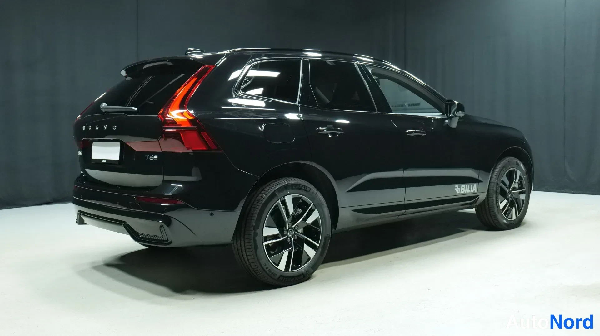 Musta Volvo XC60 2026, takaviisto, kuva 4