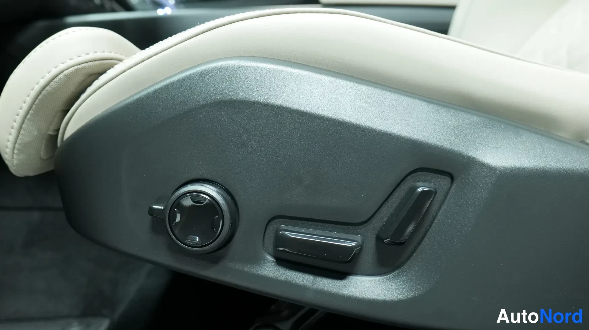 Musta Volvo XC60 2026, kuva 11