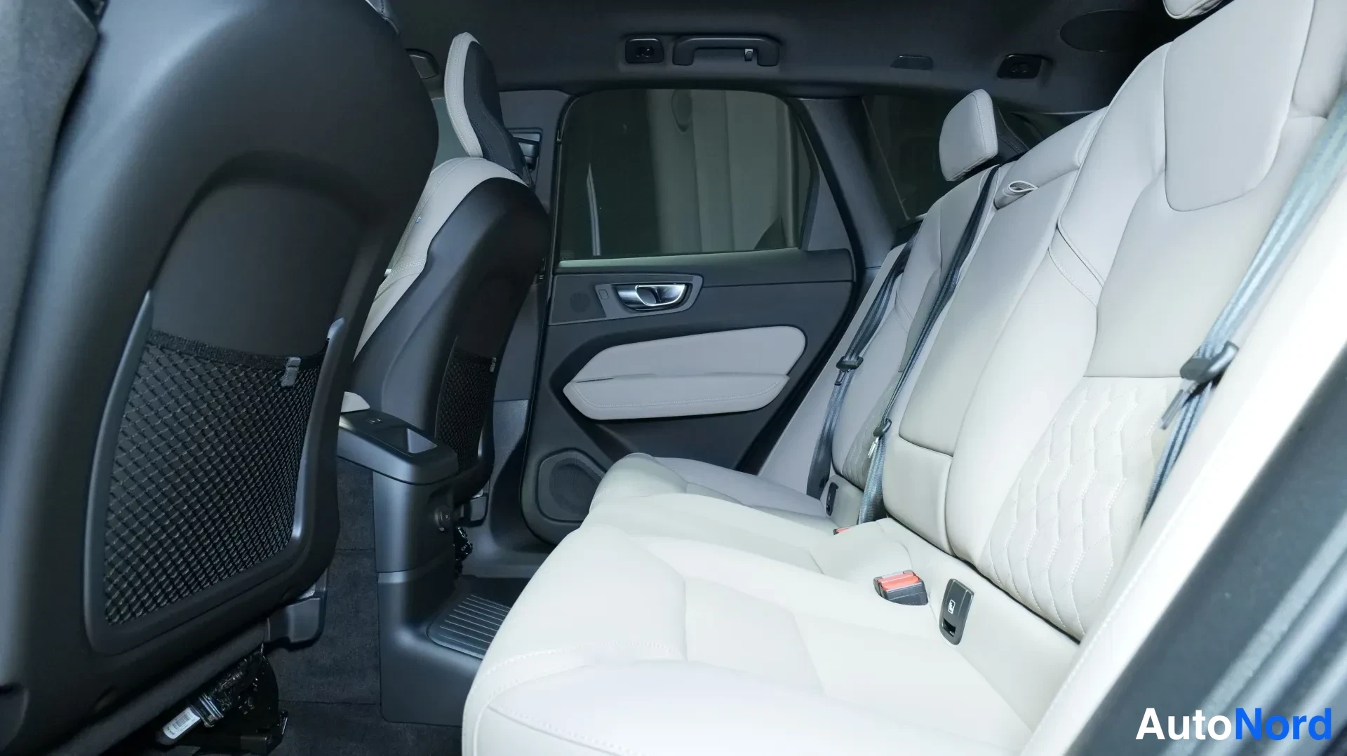 Musta Volvo XC60 2026, kuva 15