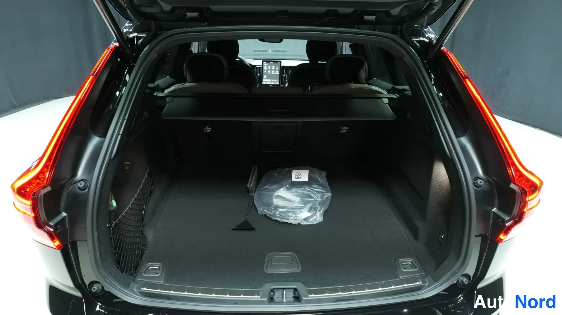Musta Volvo XC60 2026, takaa, kuva 5