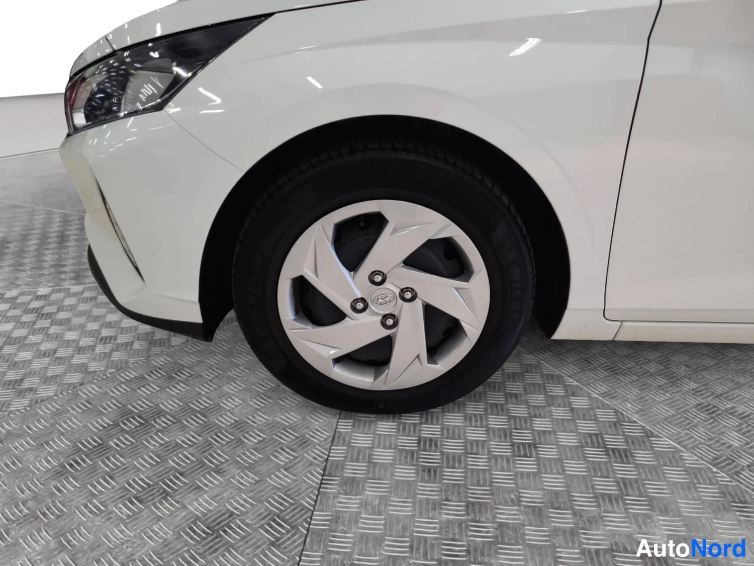 Valkoinen Hyundai I20 2022, etuviisto, keula vasemmalle, kuva 2