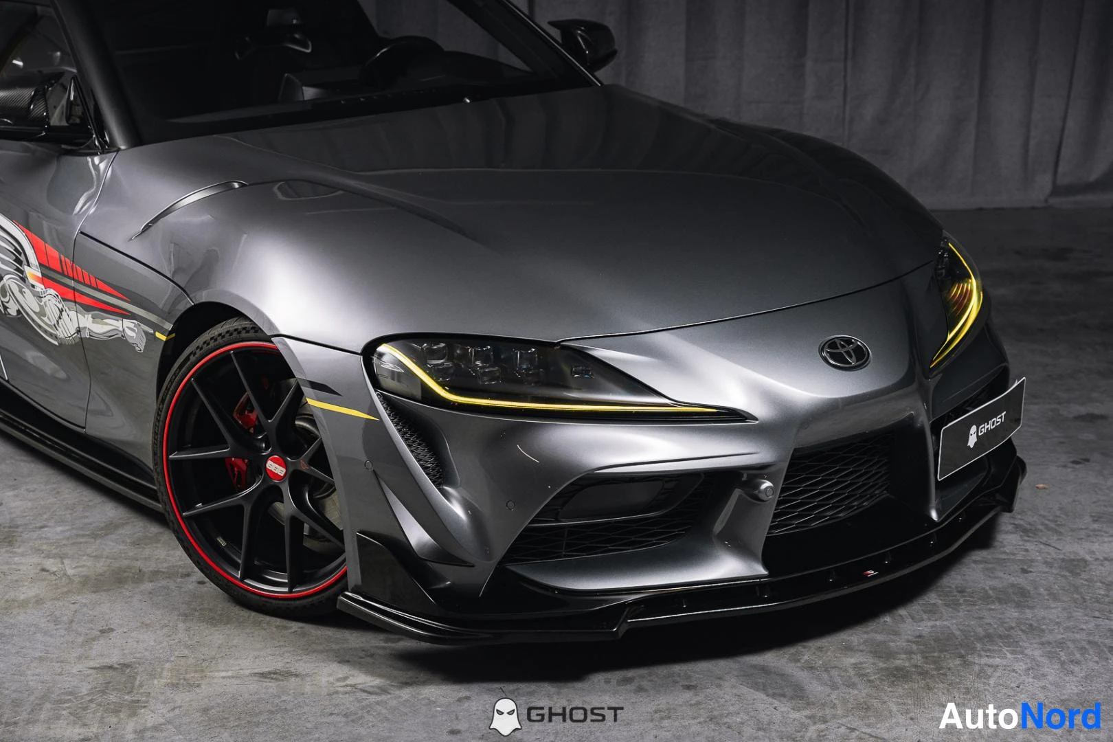 Harmaa Toyota Supra 2022, etuviisto, keula oikealle, kuva 3