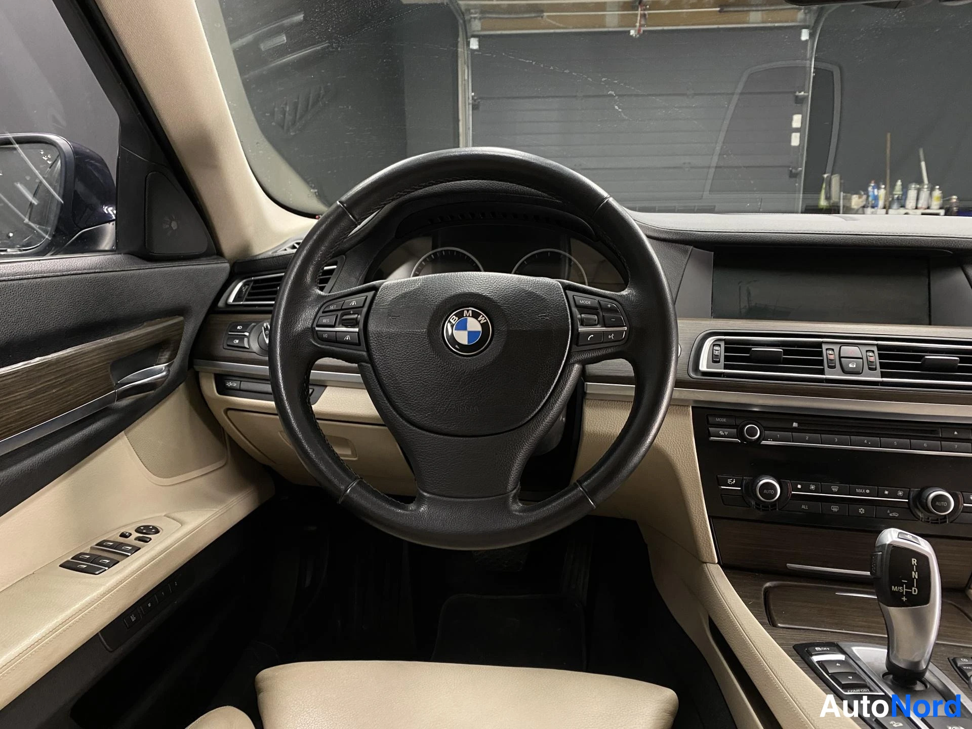 Blå BMW 740d xDrive 2013, bild 14