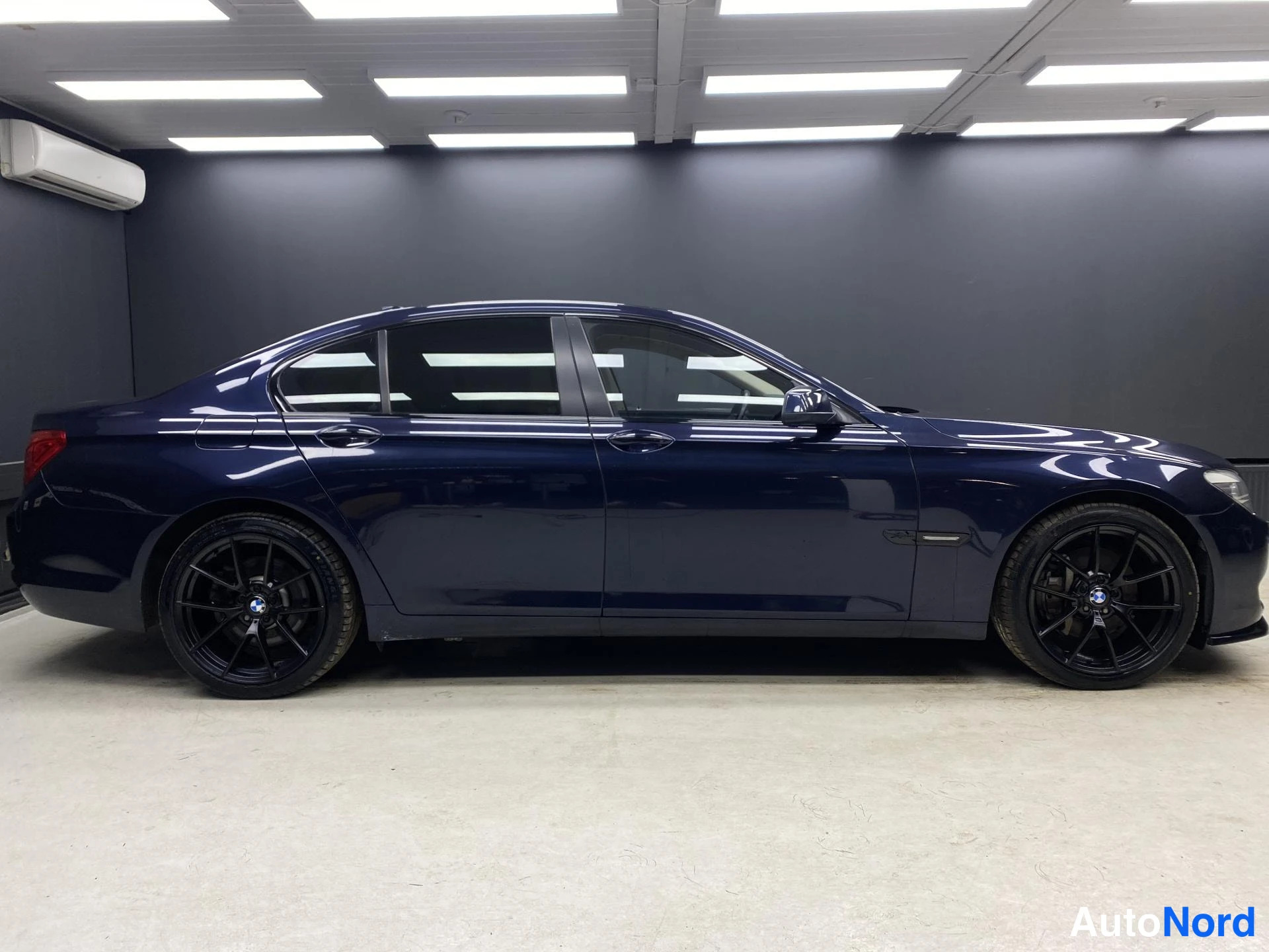 Blå BMW 740d xDrive 2013, från sidan, bild 4