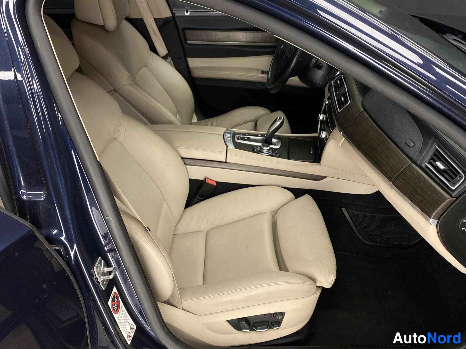 Blå BMW 740d xDrive 2013, bild 7