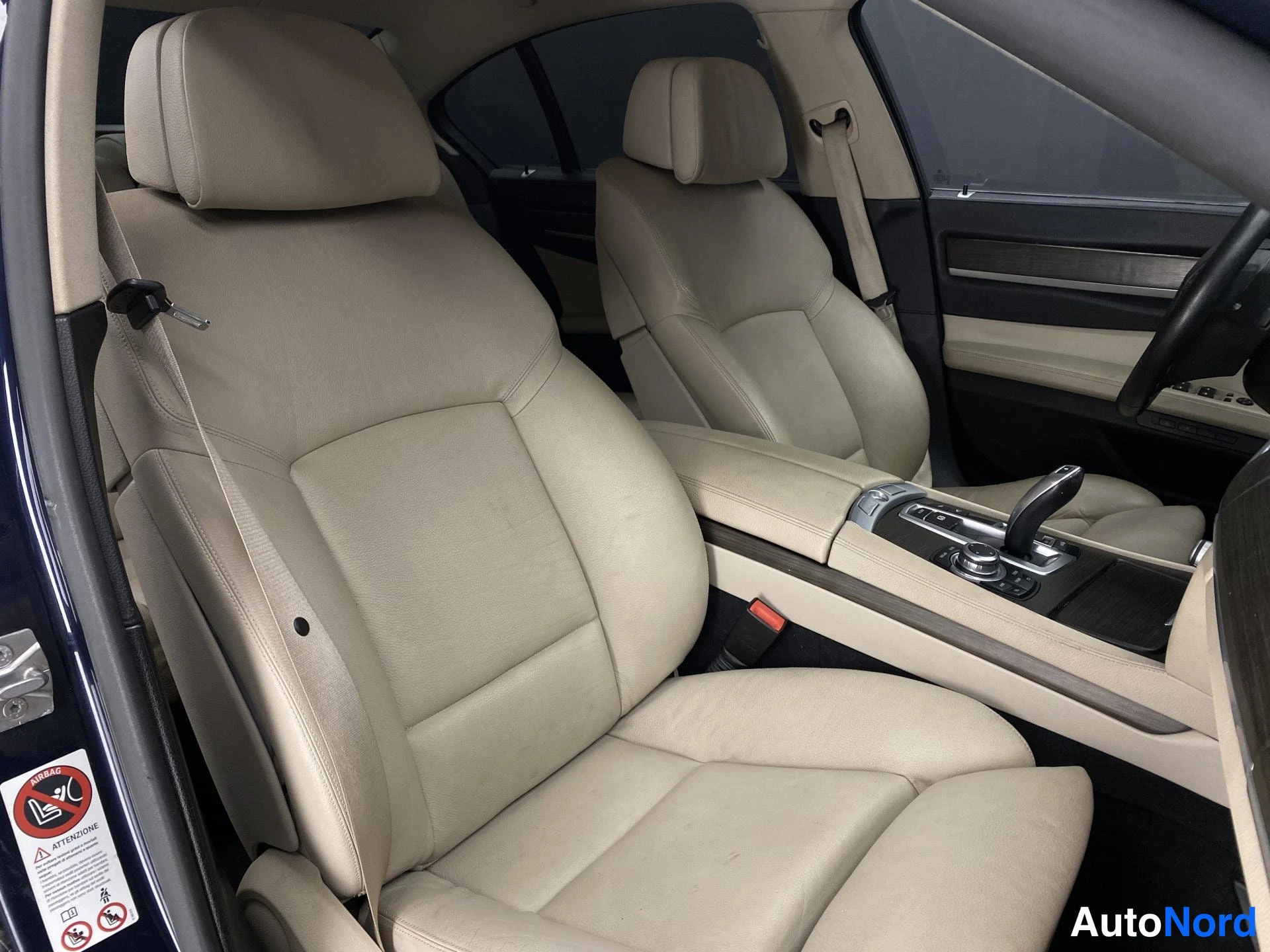 Blå BMW 740d xDrive 2013, bild 8