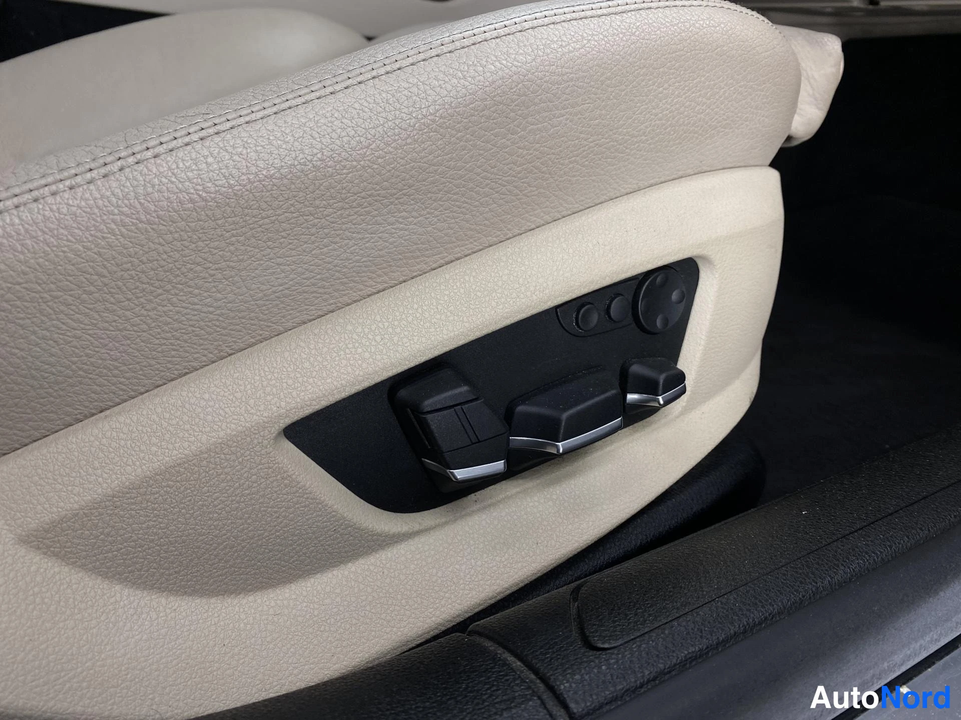 Blå BMW 740d xDrive 2013, bild 9