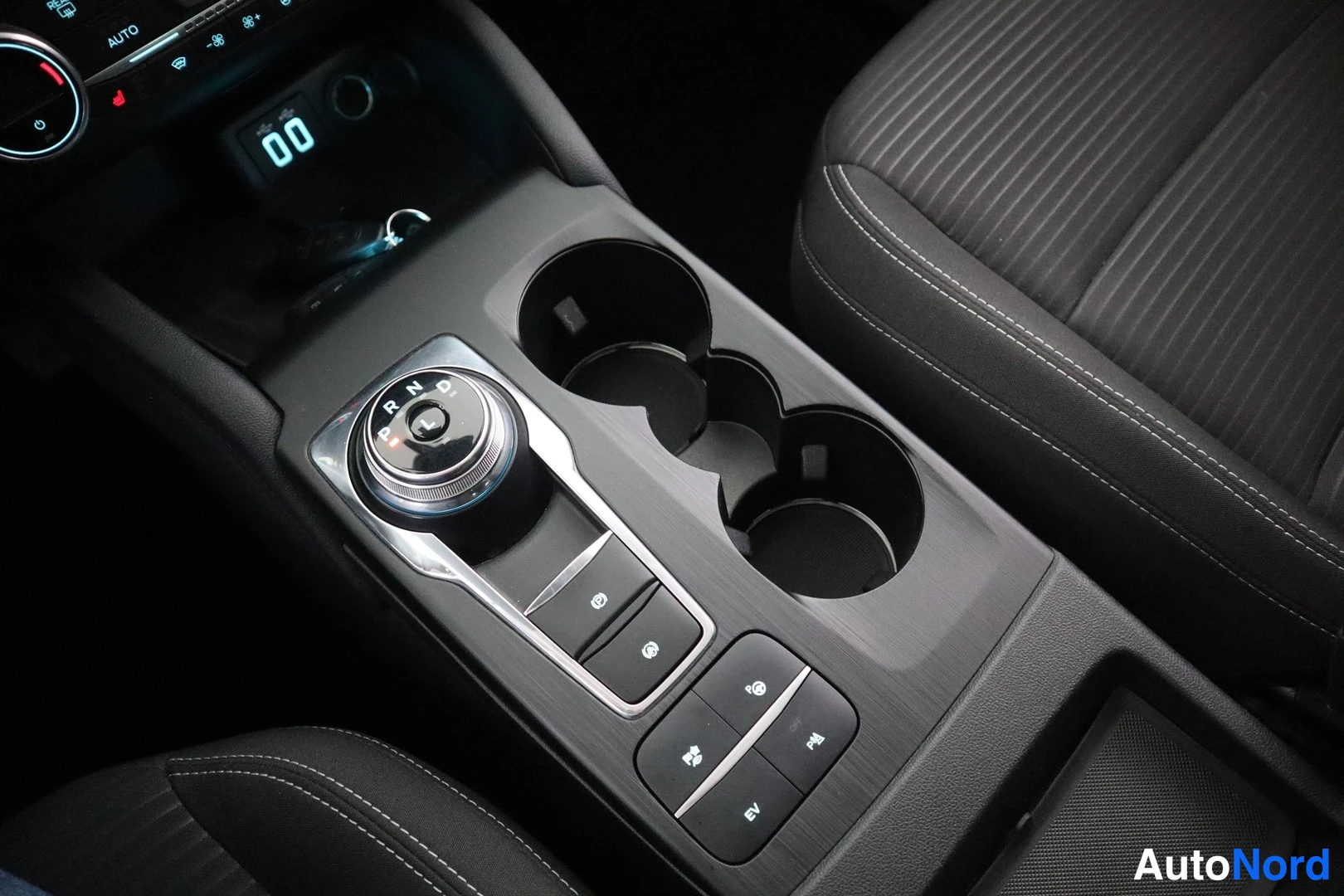 Sininen Ford Kuga 2021, yksityiskohta, kuva 15