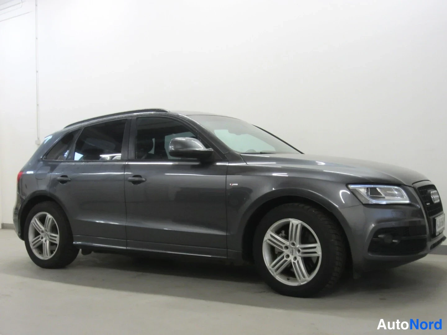 Harmaa Audi Q5 2011, etuviisto, keula oikealle, kuva 3