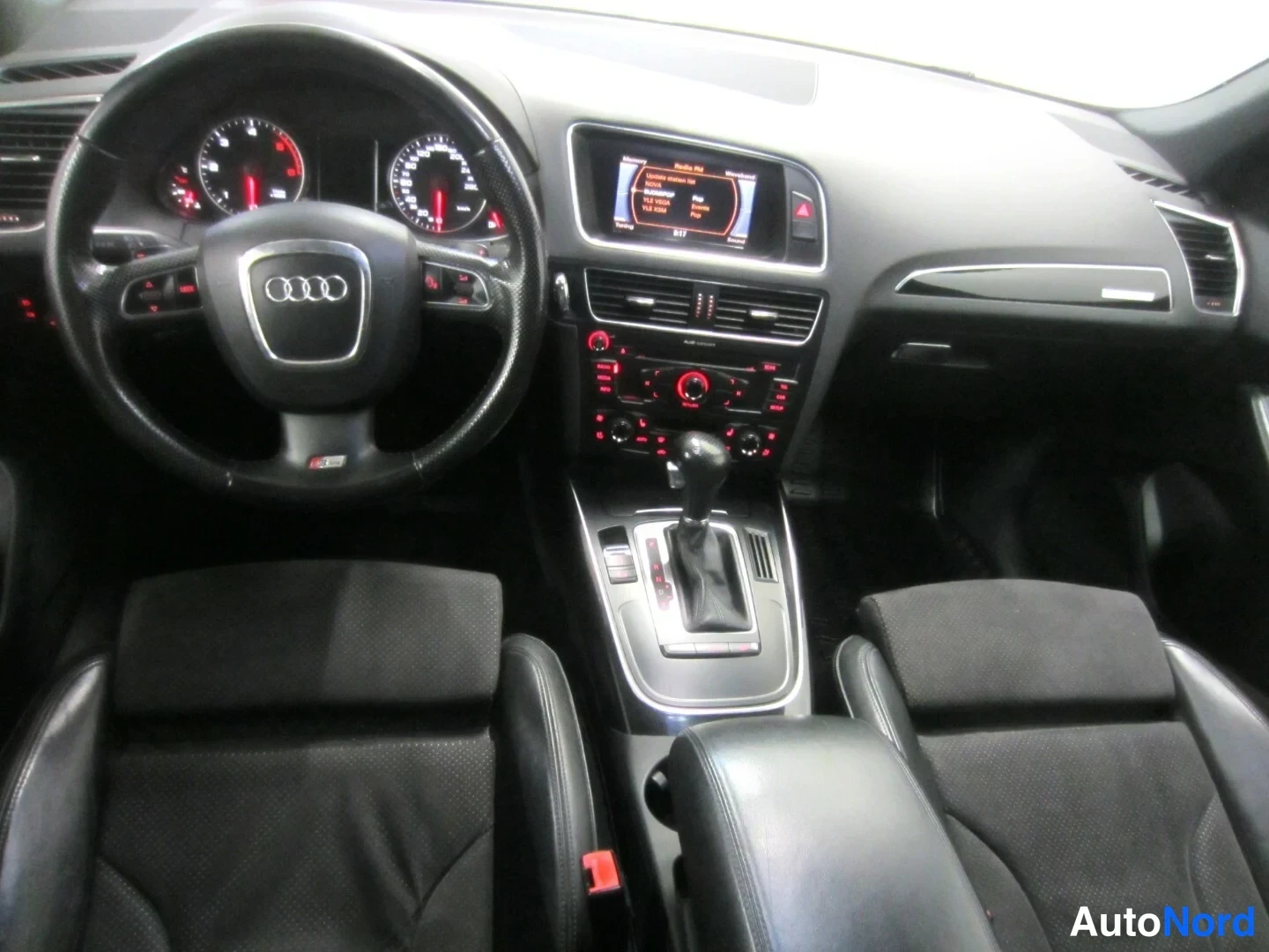 Harmaa Audi Q5 2011, ohjaamo, kuva 8