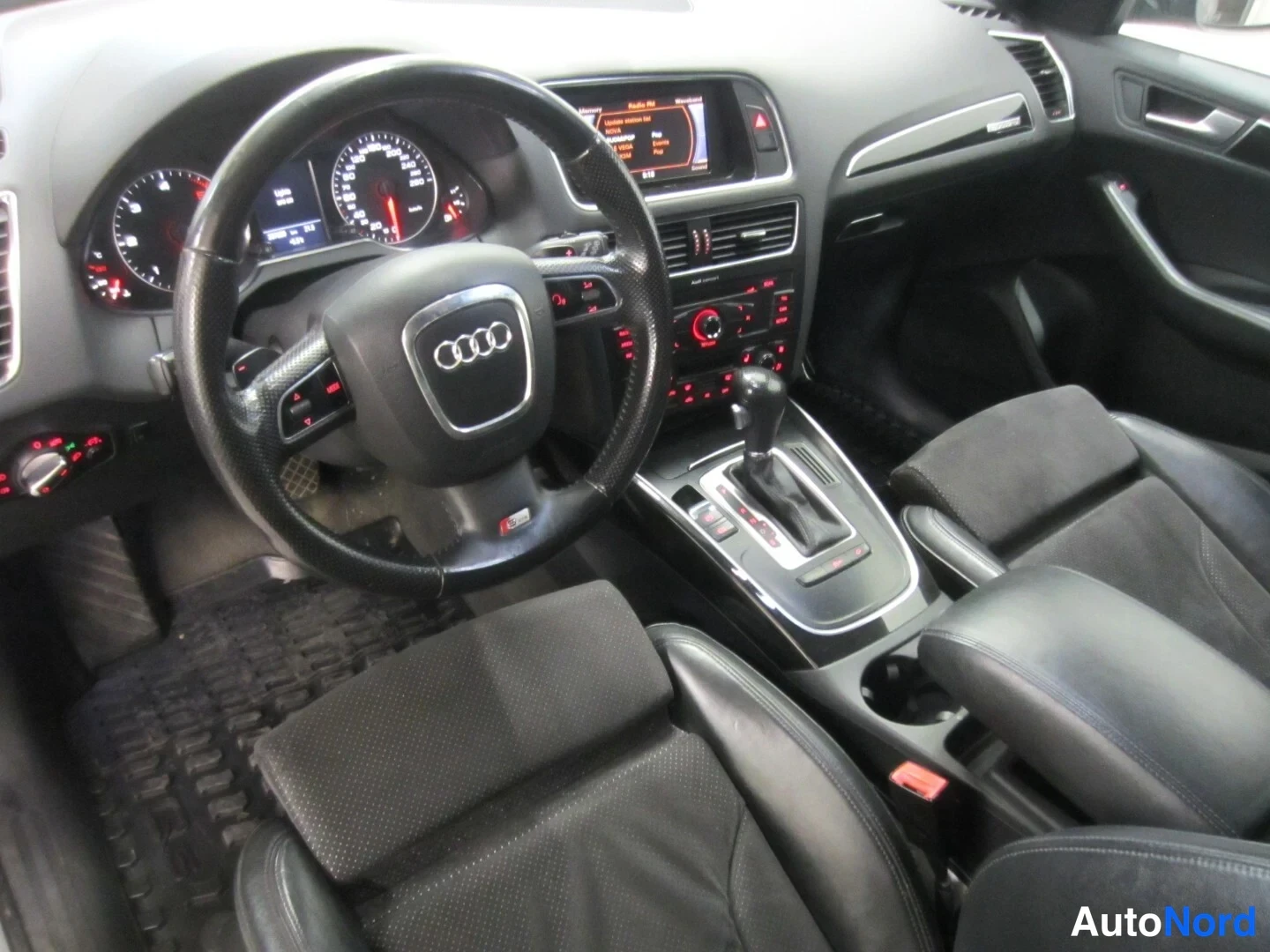 Harmaa Audi Q5 2011, ohjaamo, kuva 9
