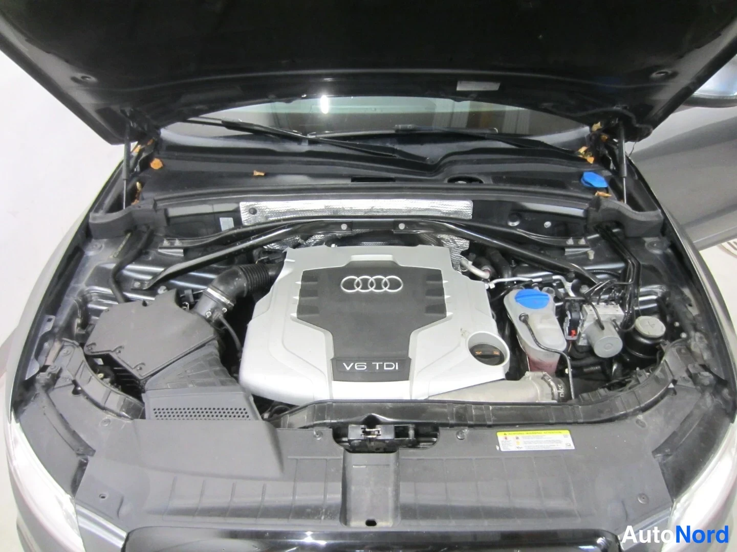 Harmaa Audi Q5 2011, moottoritila, kuva 12