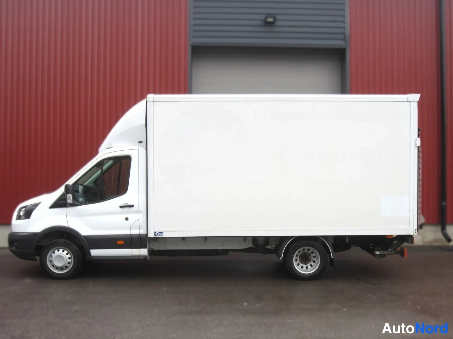 Valkoinen Ford Transit 2019, etuviisto, keula vasemmalle, kuva 2