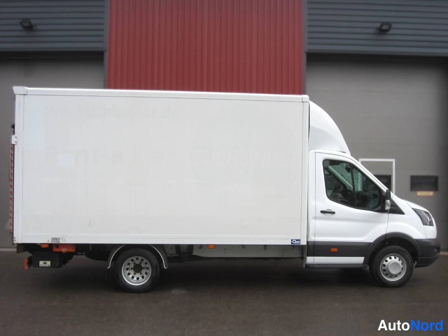 Valkoinen Ford Transit 2019, sivulta, kuva 4