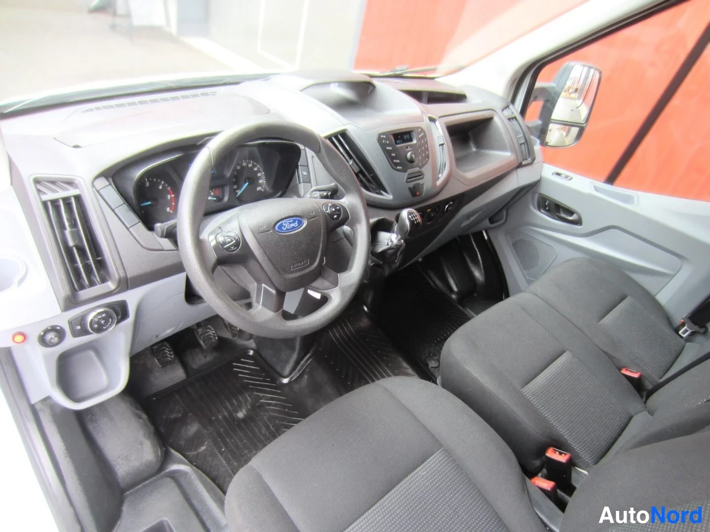 Valkoinen Ford Transit 2019, kuva 10