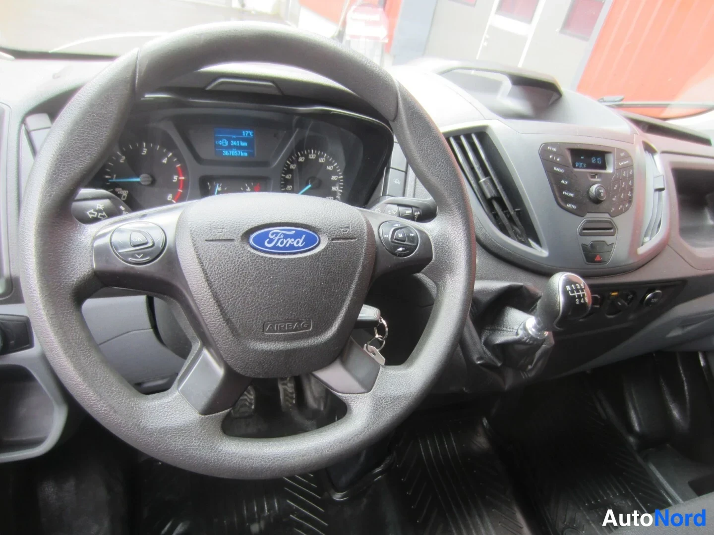 Valkoinen Ford Transit 2019, kuva 11