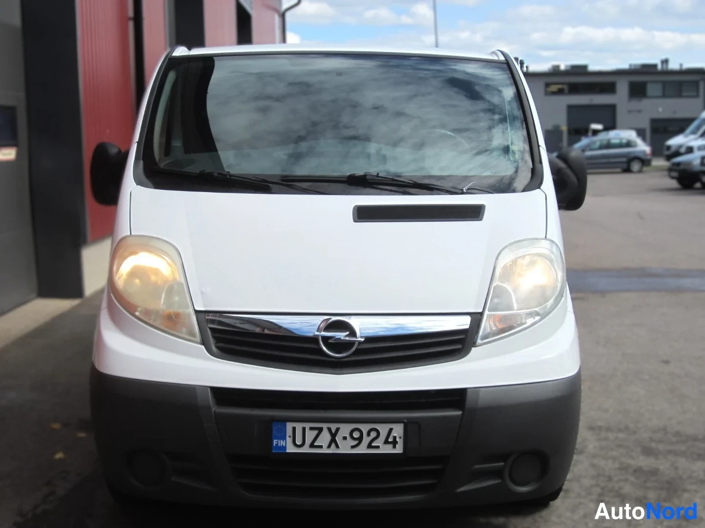 Valkoinen Opel Vivaro 2010, edestä, kuva 3