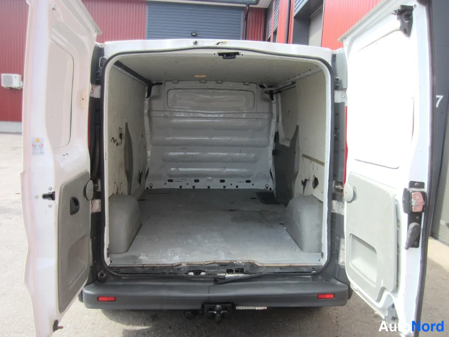 Valkoinen Opel Vivaro 2010, takaa, kuva 9