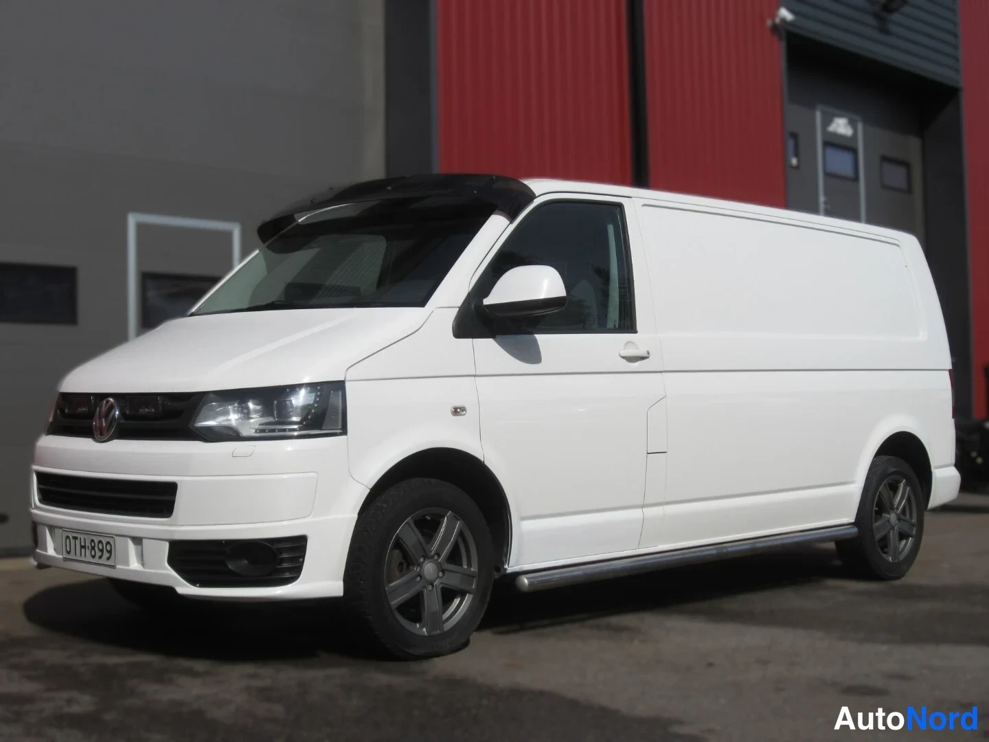 Valkoinen Volkswagen Transporter 2012, etuviisto, keula vasemmalle, kuva 2