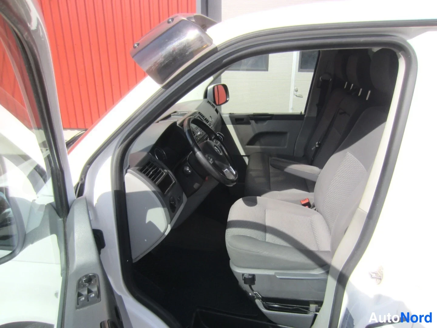 Valkoinen Volkswagen Transporter 2012, kuva 32