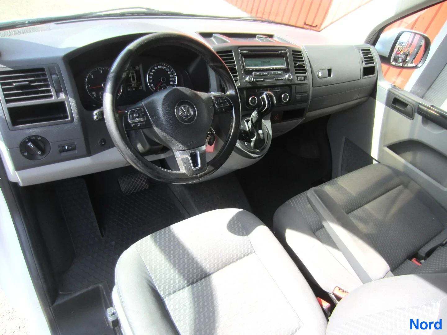Valkoinen Volkswagen Transporter 2012, kuva 33