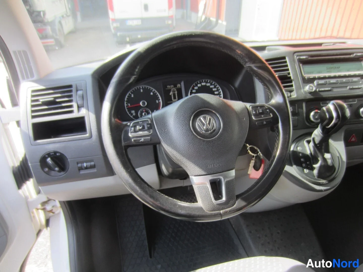 Valkoinen Volkswagen Transporter 2012, kuva 34