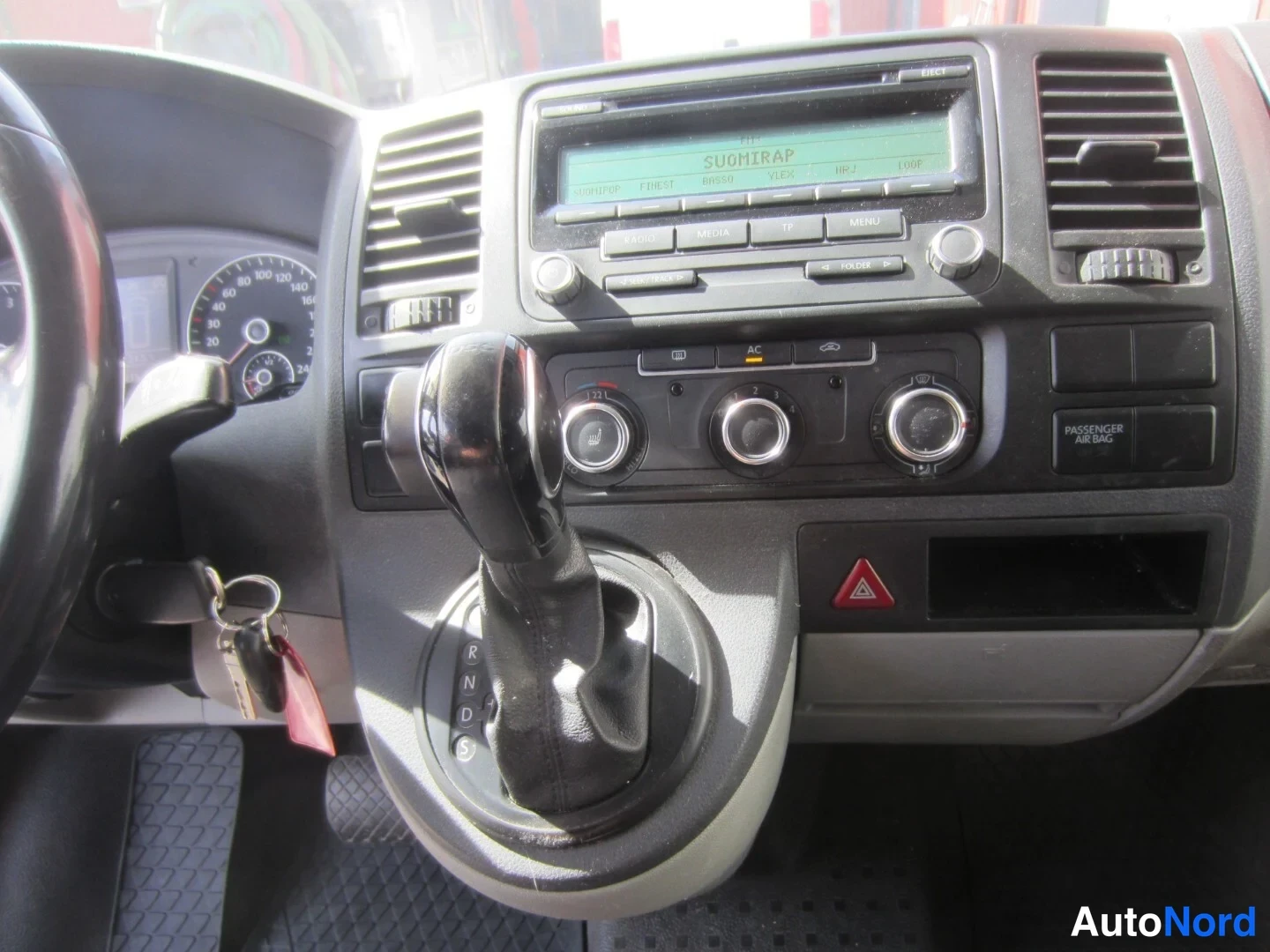 Valkoinen Volkswagen Transporter 2012, kuva 35