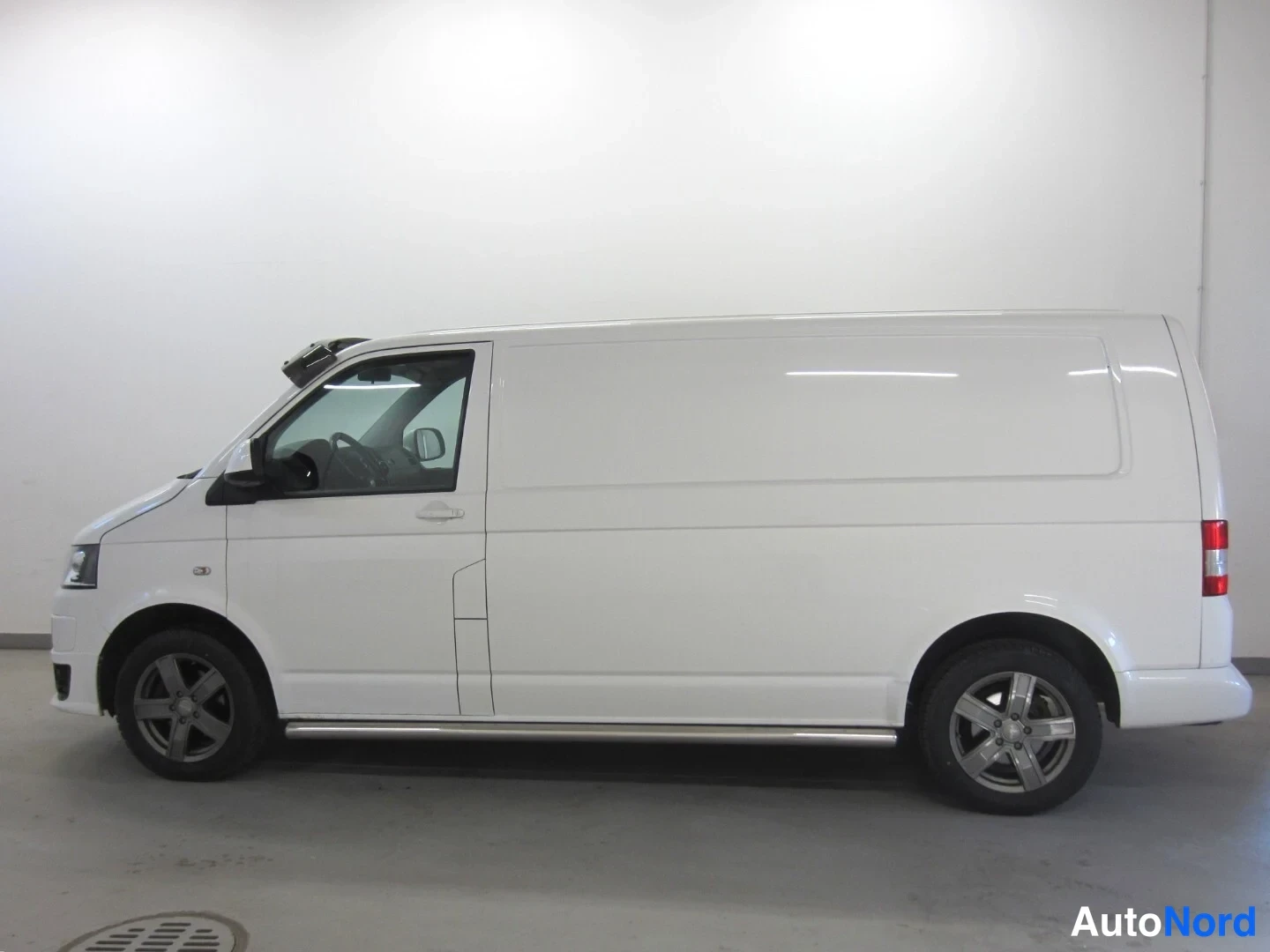 Valkoinen Volkswagen Transporter 2012, sivulta, kuva 10