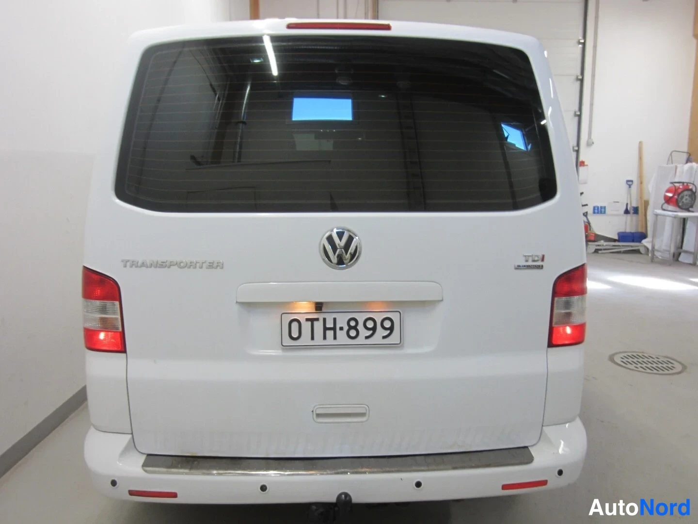 Valkoinen Volkswagen Transporter 2012, takaa, kuva 19